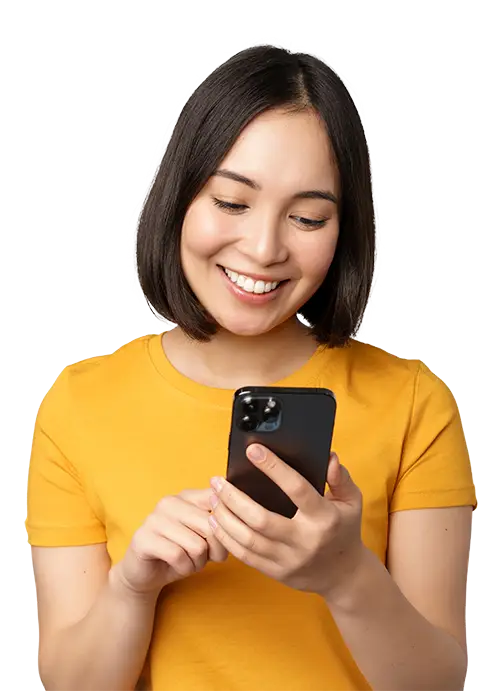 Sorridente usando mensagens de smartphone